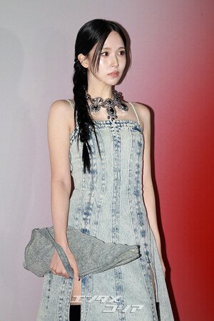 【フォト】TWICEミナ　デニムドレスで「ビンテージ・シック」に