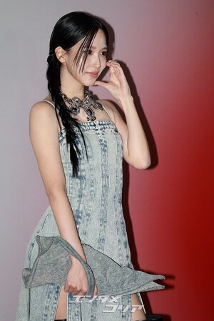 【フォト】TWICEミナ　デニムドレスで「ビンテージ・シック」に