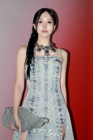 【フォト】TWICEミナ　デニムドレスで「ビンテージ・シック」に