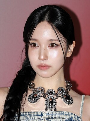 【フォト】TWICEミナ　デニムドレスで「ビンテージ・シック」に