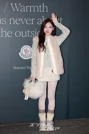 【フォト】TWICEナヨン、もこもこシアリング・コーデがキュート