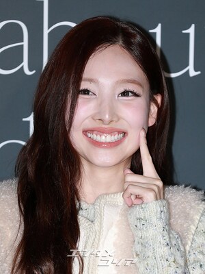 【フォト】TWICEナヨン、もこもこシアリング・コーデがキュート