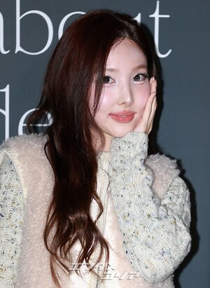 【フォト】TWICEナヨン、もこもこシアリング・コーデがキュート