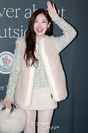 【フォト】TWICEナヨン、もこもこシアリング・コーデがキュート