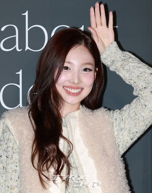 【フォト】TWICEナヨン、もこもこシアリング・コーデがキュート