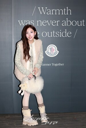 【フォト】TWICEナヨン、もこもこシアリング・コーデがキュート