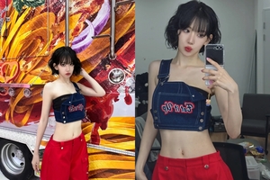 LE SSERAFIMサクラ、ワンショルダーのクロップドトップス姿できゃしゃなウエストアピール