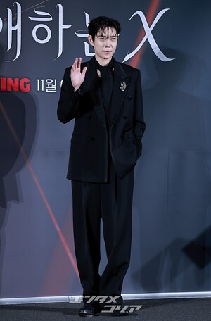 【フォト】キム・ヨンデ、黒スーツを着て「格の違うカリスマ」