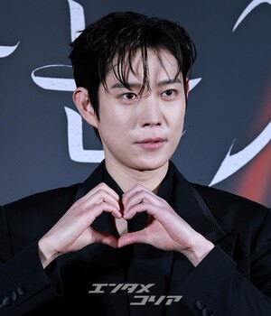 【フォト】キム・ヨンデ、黒スーツを着て「格の違うカリスマ」