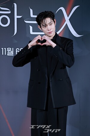 【フォト】キム・ヨンデ、黒スーツを着て「格の違うカリスマ」