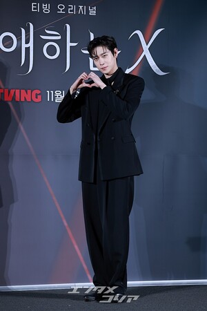 【フォト】キム・ヨンデ、黒スーツを着て「格の違うカリスマ」