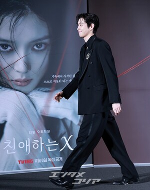 【フォト】キム・ヨンデ、黒スーツを着て「格の違うカリスマ」