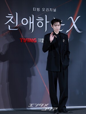 【フォト】キム・ヨンデ、黒スーツを着て「格の違うカリスマ」