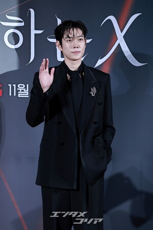 【フォト】キム・ヨンデ、黒スーツを着て「格の違うカリスマ」