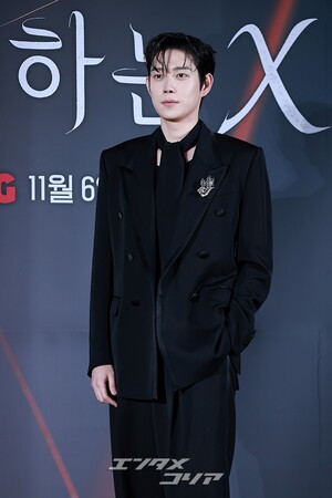 【フォト】キム・ヨンデ、黒スーツを着て「格の違うカリスマ」