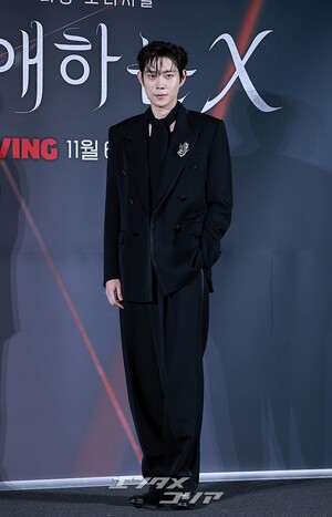 【フォト】キム・ヨンデ、黒スーツを着て「格の違うカリスマ」