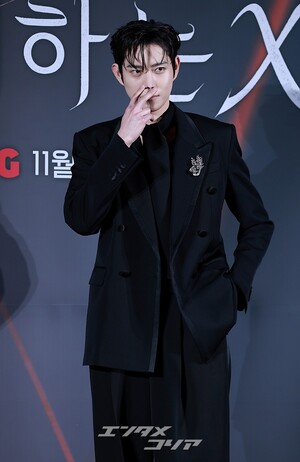 【フォト】キム・ヨンデ、黒スーツを着て「格の違うカリスマ」