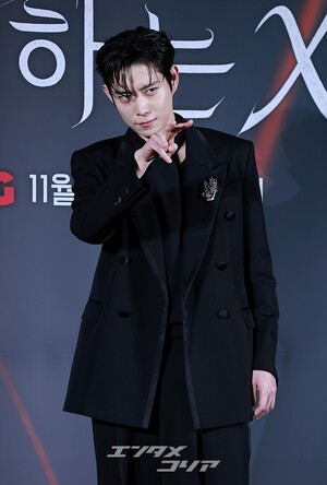 【フォト】キム・ヨンデ、黒スーツを着て「格の違うカリスマ」