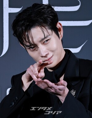 【フォト】キム・ヨンデ、黒スーツを着て「格の違うカリスマ」