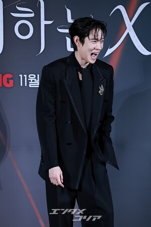 【フォト】キム・ヨンデ、黒スーツを着て「格の違うカリスマ」