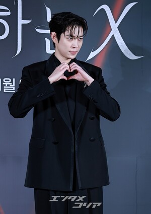 【フォト】キム・ヨンデ、黒スーツを着て「格の違うカリスマ」