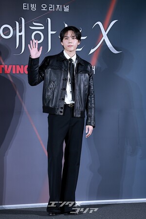 【フォト】キム・ドフン、黒でキめた正装