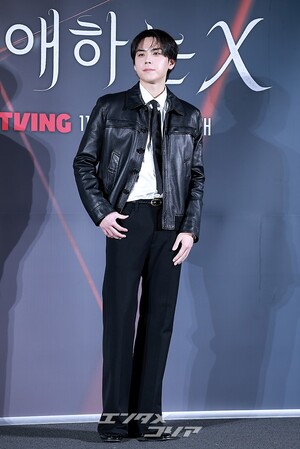 【フォト】キム・ドフン、黒でキめた正装