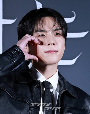 【フォト】キム・ドフン、黒でキめた正装