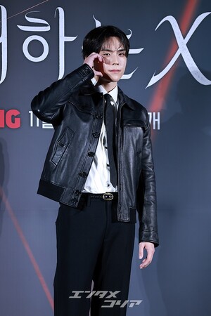 【フォト】キム・ドフン、黒でキめた正装