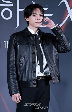 【フォト】キム・ドフン、黒でキめた正装