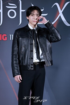 【フォト】キム・ドフン、黒でキめた正装