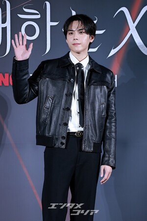 【フォト】キム・ドフン、黒でキめた正装