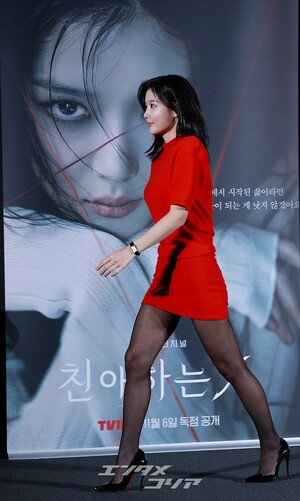 【フォト】悪女に変身したキム・ユジョン、鮮やかな赤の密着ワンピ