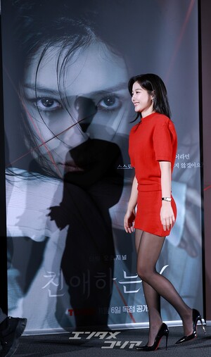 【フォト】悪女に変身したキム・ユジョン、鮮やかな赤の密着ワンピ