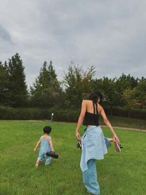 【フォト】シングルマザーのムン・ガビ　「チョン・ウソンとの婚外子」息子の写真初公開…ラブリー親子の日常