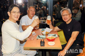 ジェンスン・フアンCEOが李在鎔会長や鄭義宣会長にプレゼントした日本のウイスキー「白州」、早くも品切れ状態に