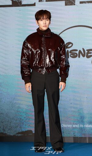 【フォト】彫刻ビジュアルのチ・チャンウク、ワイン色のレザージャケットがおしゃれ