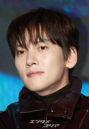 【フォト】彫刻ビジュアルのチ・チャンウク、ワイン色のレザージャケットがおしゃれ