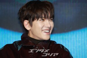 【フォト】彫刻ビジュアルのチ・チャンウク、ワイン色のレザージャケットがおしゃれ