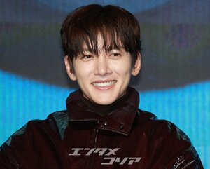 【フォト】彫刻ビジュアルのチ・チャンウク、ワイン色のレザージャケットがおしゃれ