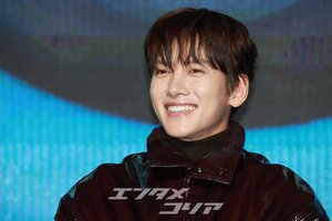 【フォト】彫刻ビジュアルのチ・チャンウク、ワイン色のレザージャケットがおしゃれ