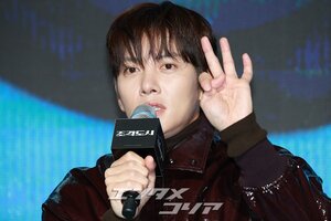 【フォト】彫刻ビジュアルのチ・チャンウク、ワイン色のレザージャケットがおしゃれ