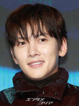 【フォト】彫刻ビジュアルのチ・チャンウク、ワイン色のレザージャケットがおしゃれ