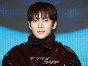 【フォト】彫刻ビジュアルのチ・チャンウク、ワイン色のレザージャケットがおしゃれ