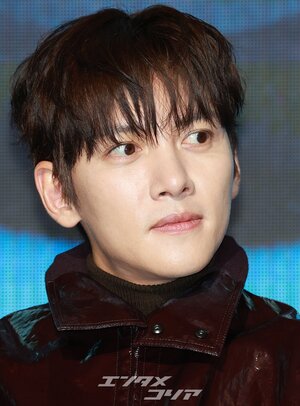 【フォト】彫刻ビジュアルのチ・チャンウク、ワイン色のレザージャケットがおしゃれ