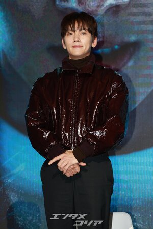 【フォト】彫刻ビジュアルのチ・チャンウク、ワイン色のレザージャケットがおしゃれ