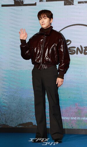 【フォト】彫刻ビジュアルのチ・チャンウク、ワイン色のレザージャケットがおしゃれ