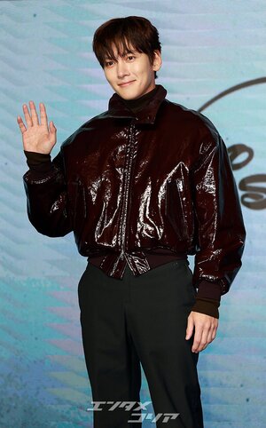 【フォト】彫刻ビジュアルのチ・チャンウク、ワイン色のレザージャケットがおしゃれ