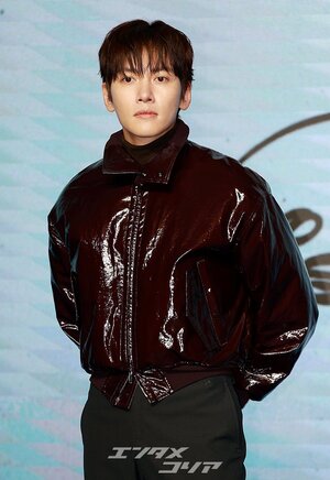【フォト】彫刻ビジュアルのチ・チャンウク、ワイン色のレザージャケットがおしゃれ