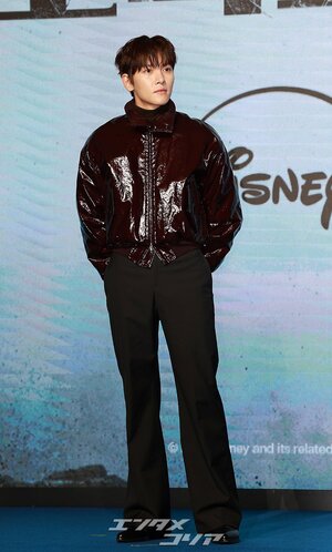 【フォト】彫刻ビジュアルのチ・チャンウク、ワイン色のレザージャケットがおしゃれ